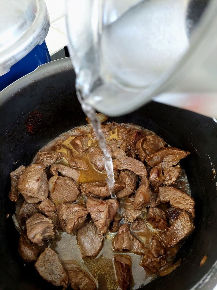 Esta foto, mostra o ponto dourado
que a carne deve ficar, antes de acrescentar a água.