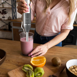 Imagem mostrando o aparelho em funcionamento, fazendo uma vitamina.