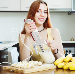 Imagem com uma mulher demonstrando como utilizar o aparelho para fazer uma vitamina ou um smooth. E o Link do Mixer da Oster.