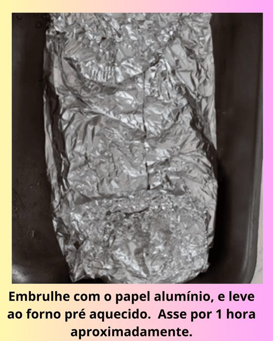 Imagem do passo 4, envolvendo o peixe com papel alumínio.