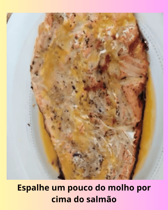 Imagem do peixe já assado, coberto com um pouco do molho de maracujá.