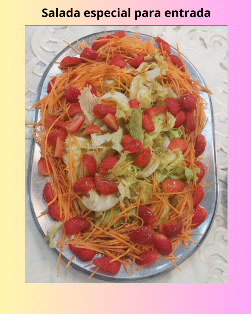 Imagem de uma entrada, composta por uma salada vibrante com alface, cenoura e morangos.