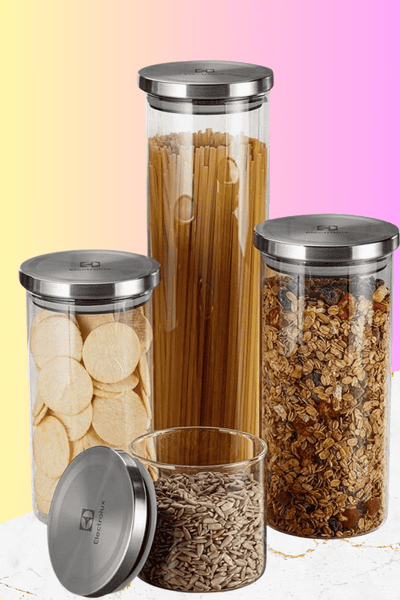 Imagem de um conjunto com 4 unidades. Porta alimentos em vidro com tampa hermética em inox. Marca Eletrolux. Higiene e beleza juntos na sua cozinha.