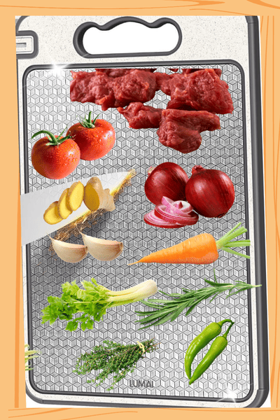 Imagem de uma tábua de cortes, material aço inoxidável. com cortes de legumes.