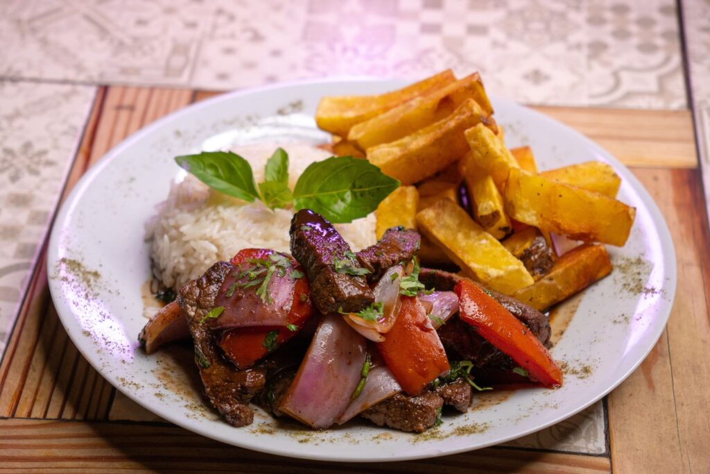 Foto por: Lafaiete do Vale.
Imagem de um prato típico peruano.
Lomo Salteado, tiras de filé mignon salteado.